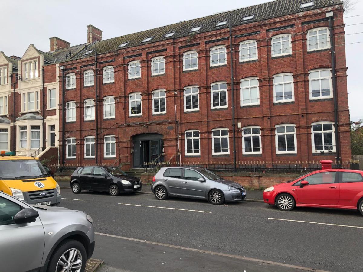 2 Bedroom Flat In Kingswood Apartment